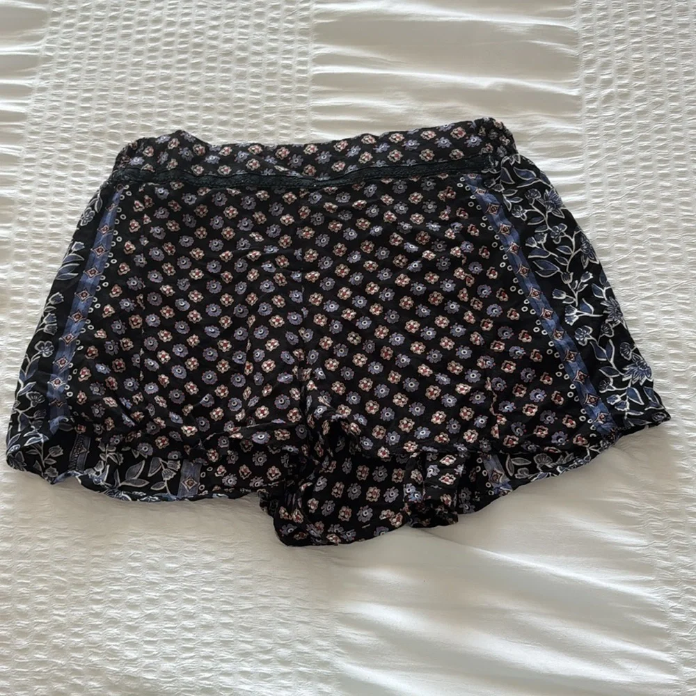 Nordstrom “Angie” Flowy black shorts with floral design size Medium